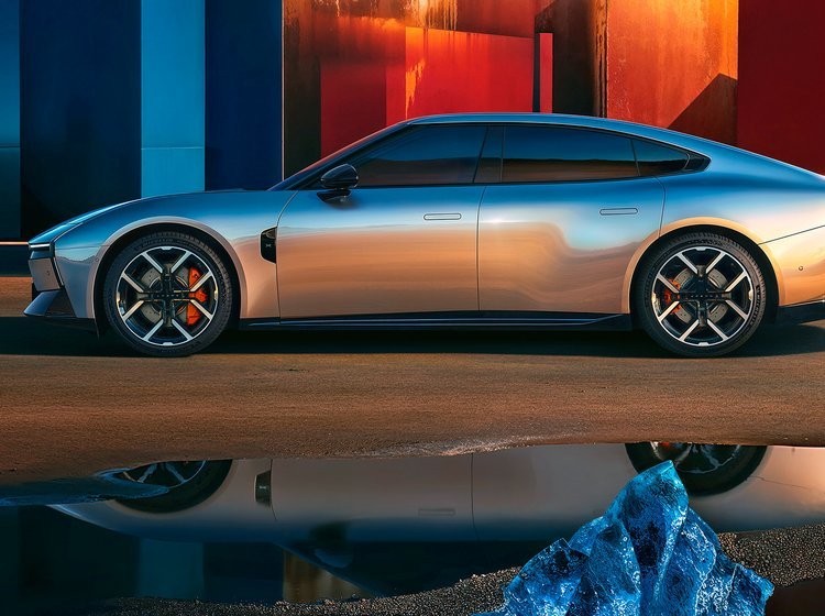 Stor coupé-sedan i profil.