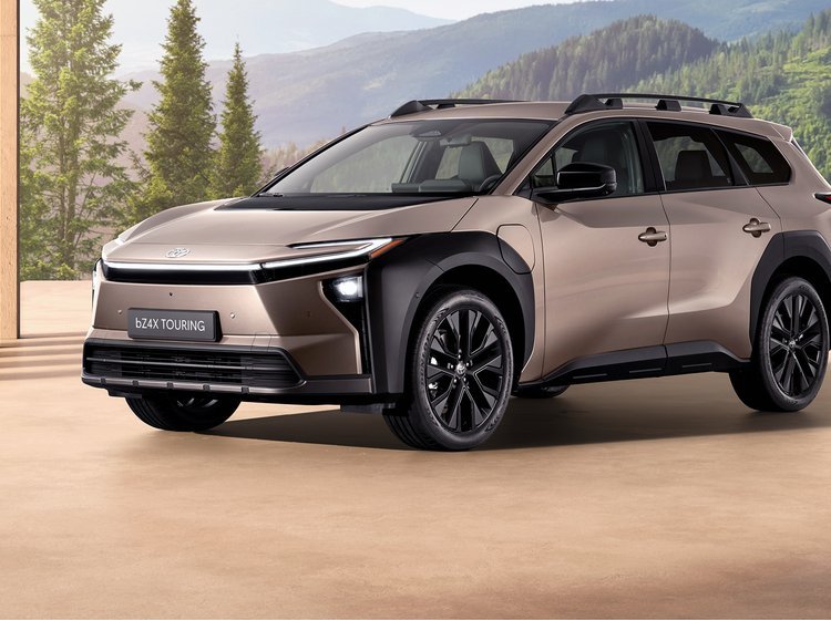 Bronzefarvet Toyota bZ4X Touring skråt forfra.