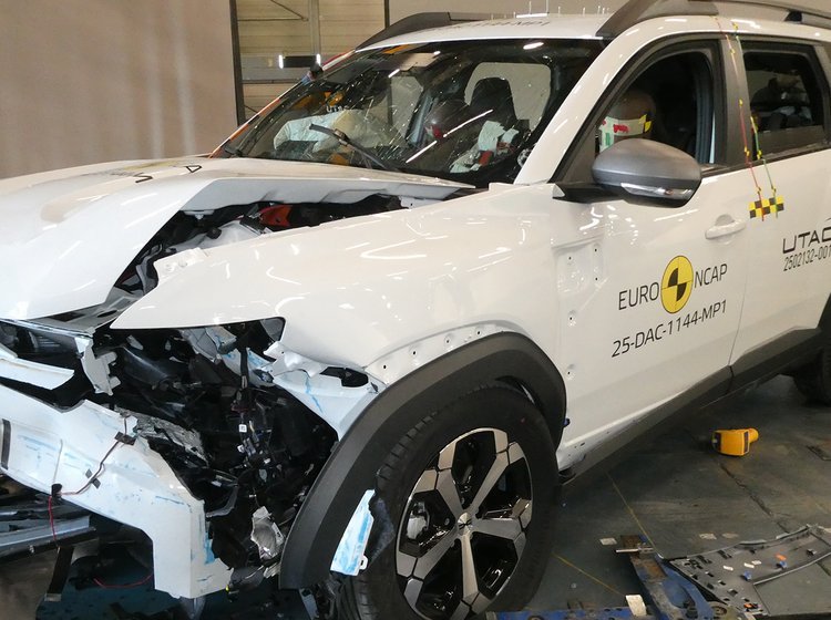 Hvid Dacia Bigster smadret i crashtest