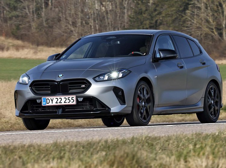 BMW M135i set forfra, mens den kører på landevej