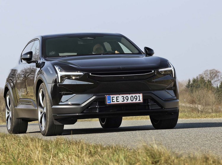 Polestar 3 set forfra, mens den kører på landevej
