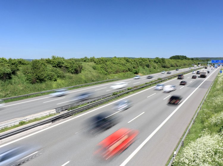 Sløret billede af trafik på motorvej