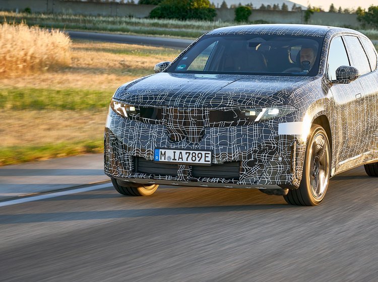 Kamufleret BMW iX3 forfra.
