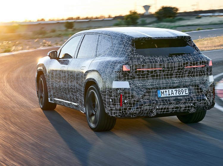 Kamufleret BMW iX3 bagfra på testbane.