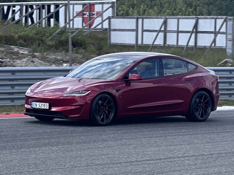 Tesla Model 3 Performance kører på racerbane