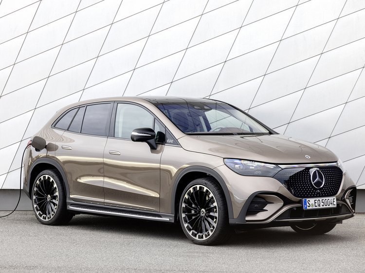 Mercedes EQE med ladestik set fra siden