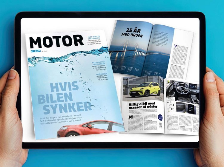 Hænder holder iPad med sider fra Motor 5/2025
