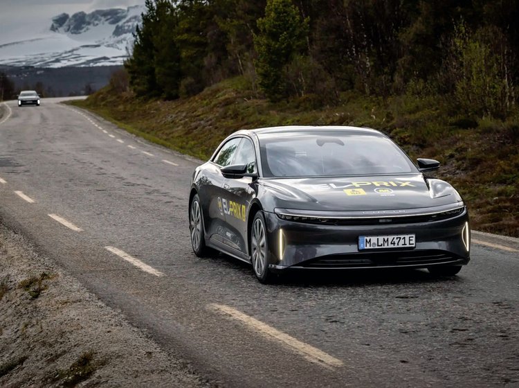 Lucid Air på norsk bjergvej.