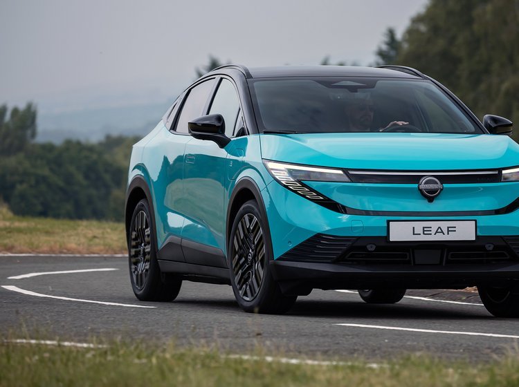 Blå Nissan Leaf forfra på vej.