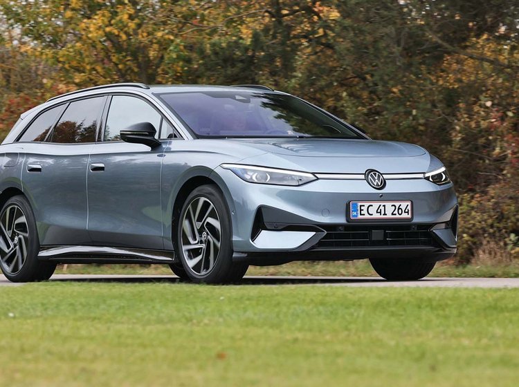 Lyseblå VW ID.7 set fra siden