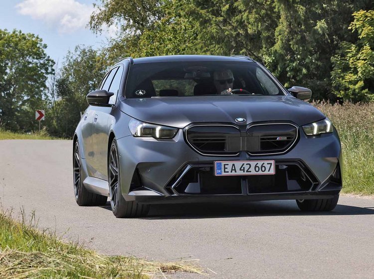 BMW M5 set forfra, mens den kører ud ad et sving