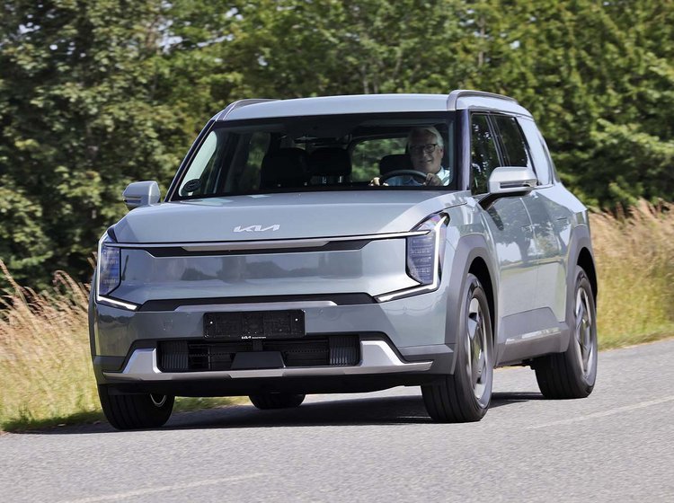 Kia EV9 set forfra, mens den kører på en vej