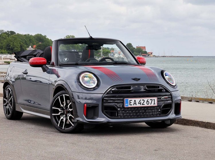 Mini Cabrio set forfra, mens den holder ved havet