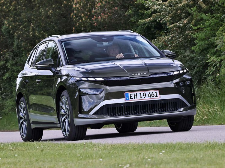Skoda Enyaq set forfra, mens den kører på landevej