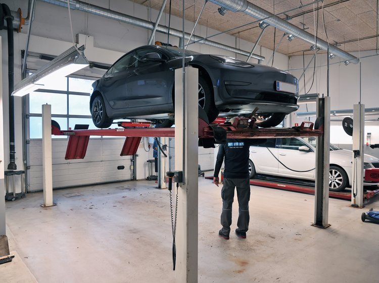 Færdselsstyrelsen giver FDM ret: Tesla-modeller har for meget slør