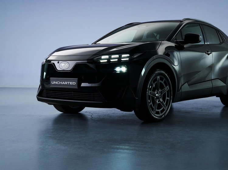 Mørk Subaru i studie.