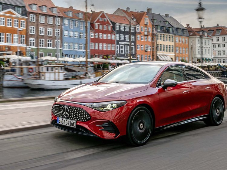 Mercedes CLA kører langs Nyhavn i København