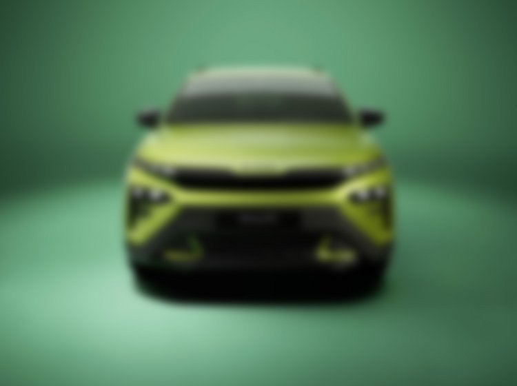 En sløret Skoda Enyaq fotograferet i et grønt studiemiljø. 