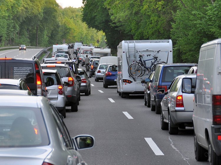 Biler holder i kø på motorvej