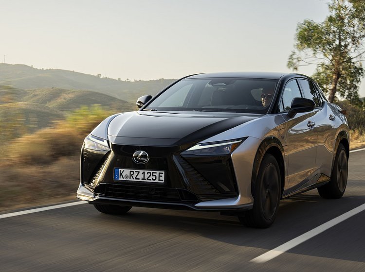 Lexus RZ set forfra med landskab i baggrunden