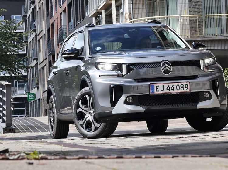 Citroën ë-C3 Aircross set forfra, mens den holder i byrum