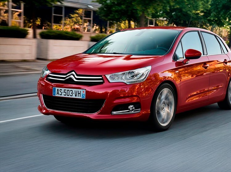 Rød citroen c4 kørende set forfra.