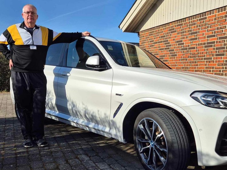 Mand foran hvid BMW X3