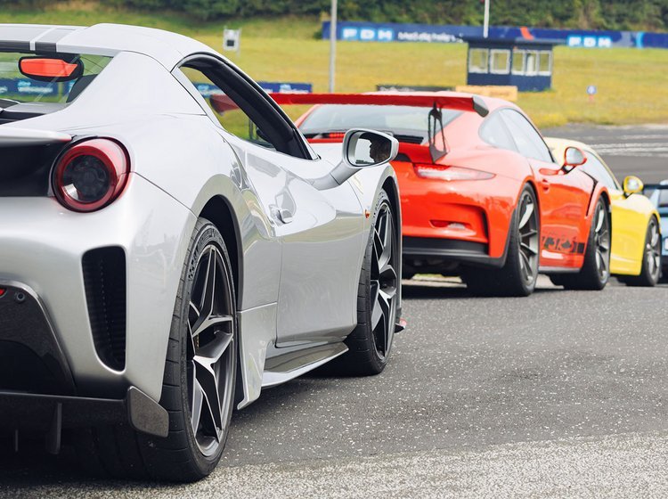Fire sportsvogne fra Porsche og Ferrari på FDM Sjællandsringen. 