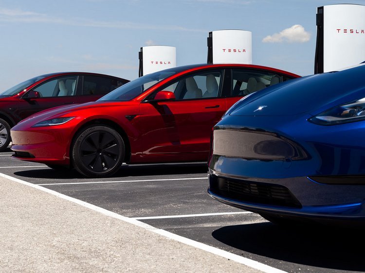 Tre Tesla-modeller holder til opladning på Teslas superchargere