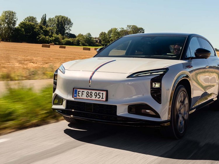 Hongqi EHS7 set forfra, mens den kører langs en mark
