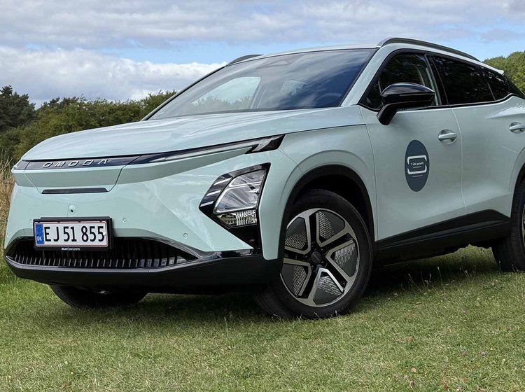 Omoda 5 EV holder på en græsplæne ved campingplads