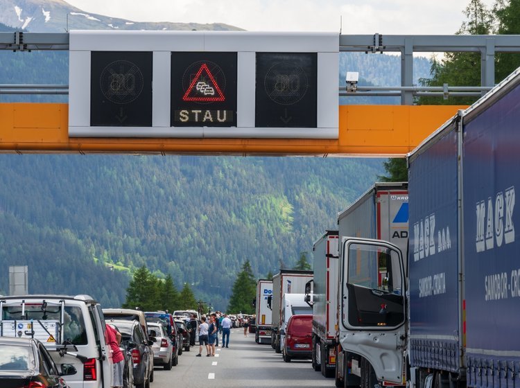 Biler holder i kø på motorvej
