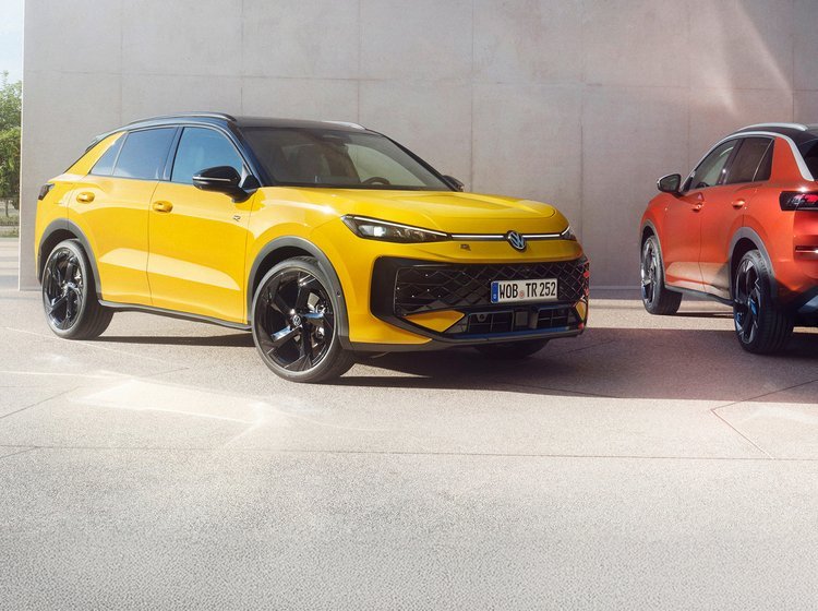 VW T-Roc i gul og rød.