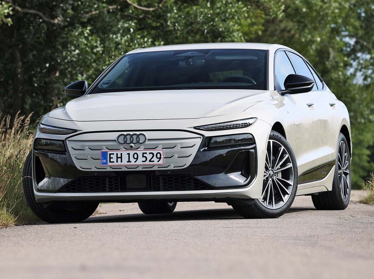 Audi A6 e-tron Sportback holder på landevej