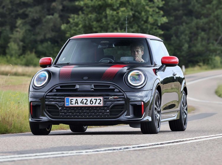 Mini JCW set forfra, mens den kører gennem vejsving
