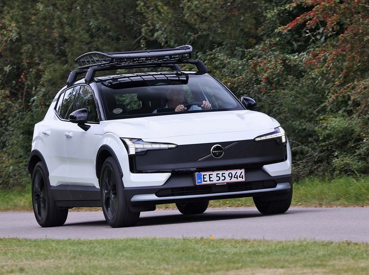 Volvo EX30 CC set forfra med træer i baggrunden