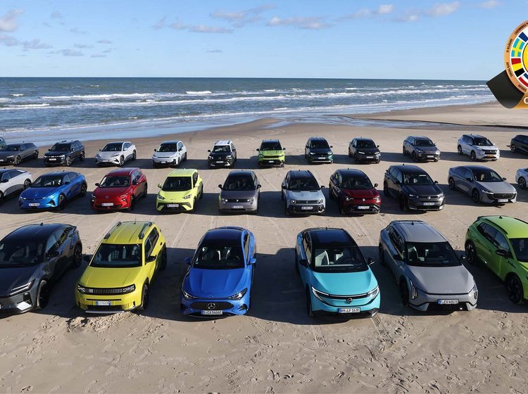 Strandbillede med de deltagende kandidatbiler til kampen om at blive The Car of the Year 2026