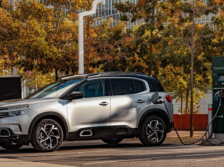 Sølvgrå Citroën C5 Aircross plugin-hybrid lader