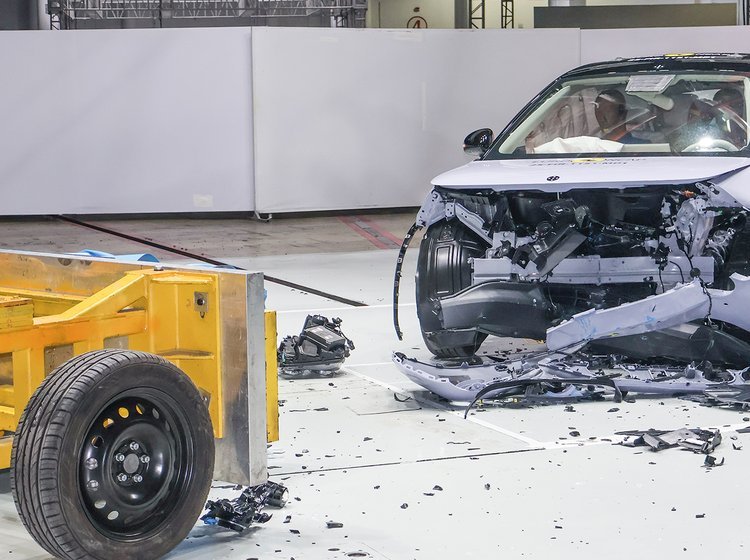 Bil smadret efter crashtest