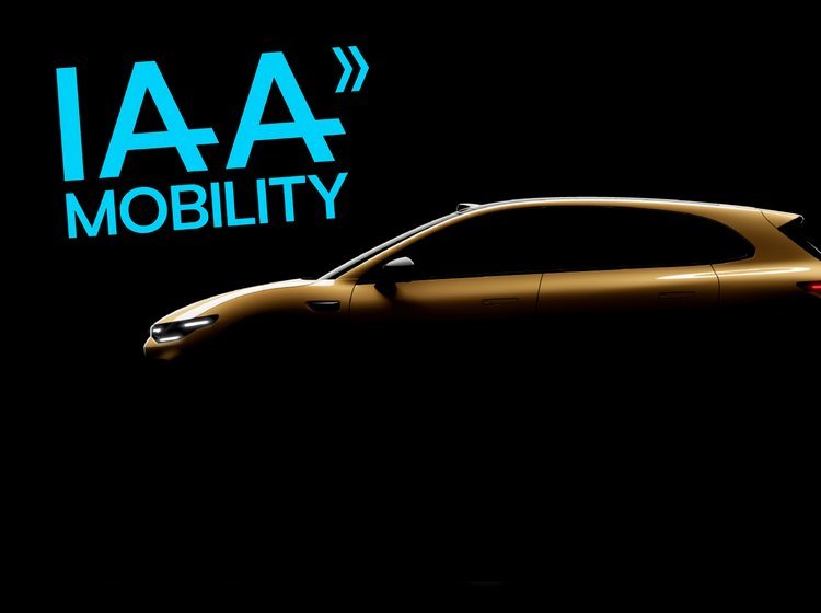 Guldfarvet bil i profil på sort baggrund med blåt IAA-logo