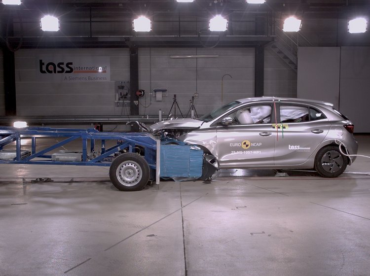 Crashtest af sølvgrå bil