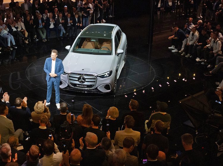 Menneskemylder rundt om Mercedes.