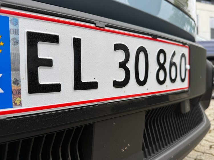 Nummerplade med bogstaverne EL.