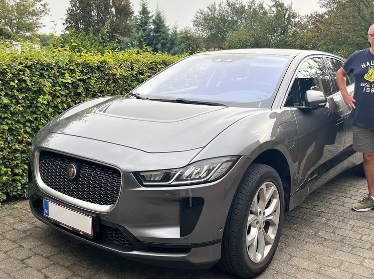 Mand ved siden af grå Jaguar I-Pace
