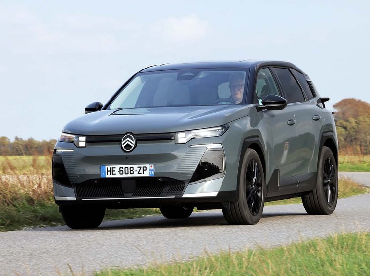 Citroën ë-C5 Aircross set forfra, mens bilen kører ud af et sving