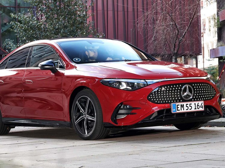 Mercedes-Benz CLA holder parkeret på fliser