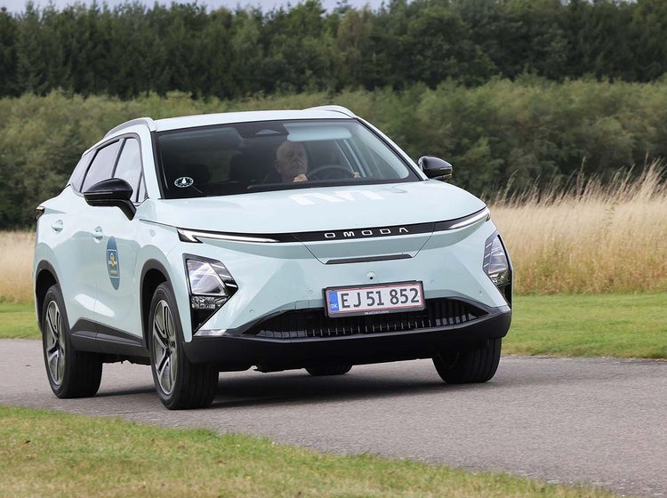 Omoda 5 EV set forfra, mens den kører på en landevej