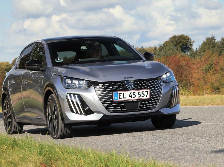 Peugeot E-208 set forfra, mens den kører på en landevej