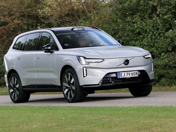 Volvo EX90 set forfra, mens den kører på en landevej