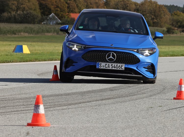 Blå Mercedes CLA i undvigemanøvre på keglebane.